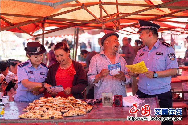 4月14日，新疆维吾尔自治区叶城县恰尔巴格镇派出所借助巴扎集市人流密集的有利时机，组织民辅警开展国家安全教育日宣传活动，让国家安全知识融入市井烟火，使法治理念深入百姓心田。买买提艾则孜·吐拉买提   摄 (3)