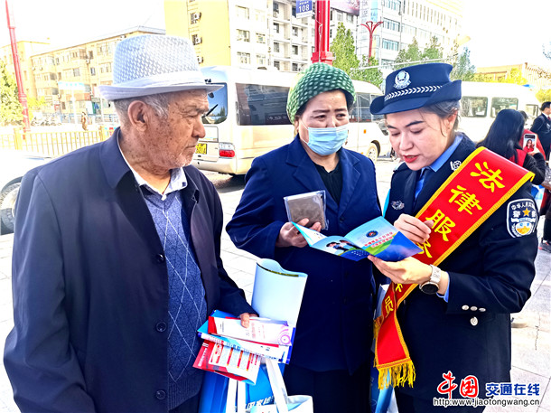 民警开展边境管理条例宣传宣讲，引导辖区群众增强法治意识，自觉遵守边境管理规定，共同守护边境辖区安全稳定
