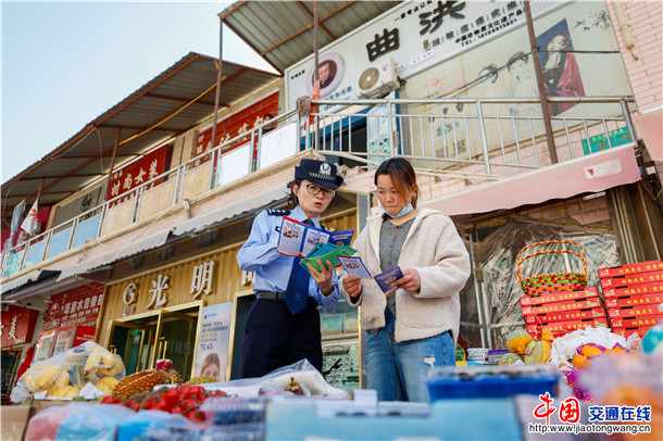 4月15日，新疆维吾尔自治区叶城县公安局在叶城县幸福路步行街开展形式丰富的国家安全教育日宣传活动，号召各族群众自觉。买买提艾则孜·吐拉买提  摄 (2)