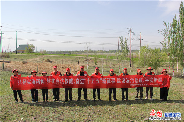 伊犁公路事业发展中心则克台养护所深入养护工区开展2026年宪法法律宣传月活动