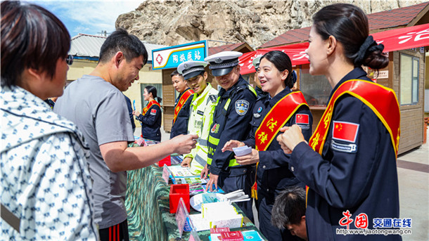 图为民警正在开展普法活动