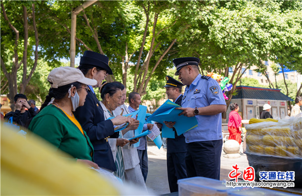 4月26日，在第26个世界知识产权日来临之际，叶城县公安局联合市场监督管理局，深入辖区集市、沿街商铺开展知识产权保护主题宣传活动。 (5)