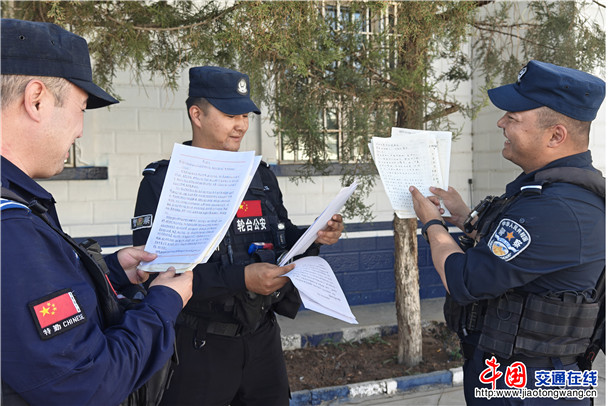 4月7日，轮台县公安局哈尔巴克乡派出所民警辅警收到辖区学生赠送61份手写感谢信 。张尧 摄.