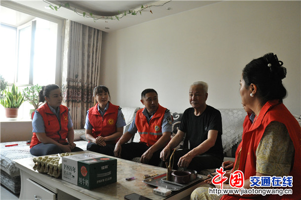 轮台县公安局轮台镇派出所辅警米克日古丽·艾山入户走访和辖区独居老人聊家常。陈君俊 摄 轮台县公安局轮台镇派出所辅警米克日古丽·艾山入户走访和辖区独居老人聊家常。陈君俊 摄