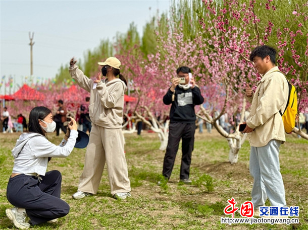 游客合影留恋。娜扎凯提 摄