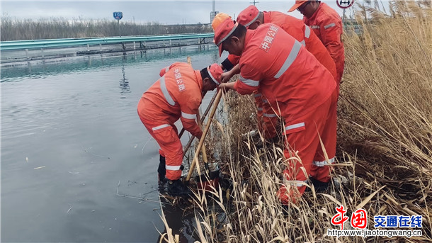 抢险队员清理泄水口淤泥等杂物
