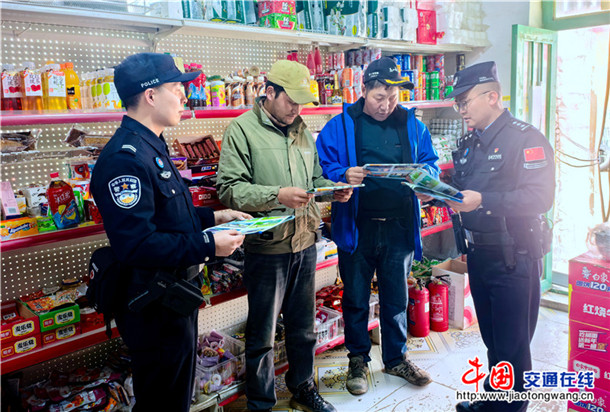 图为民警正在向边境沿线群众宣讲国家安全知识2