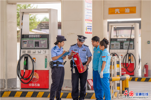 4月28日，新疆维吾尔自治区叶城县公安局充分发挥职能作用，主动作为、多措并举，严把隐患排查、治安管理、安全宣防、便民服务等关键环节，全力守护节日期间辖区平安稳定。买买提艾则孜·吐拉买提   摄 (11)