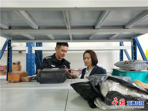 民警向邮政所工作人员开展宣传照片2