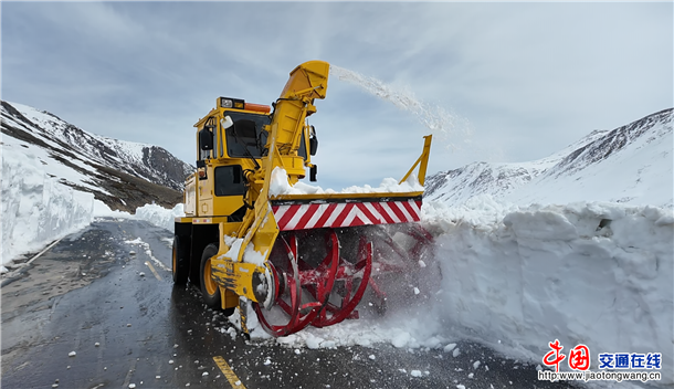 图：鏖战冰雪保通途 护航五一游疆路1(1)