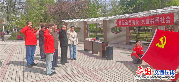 图为：独山子养护所党员与社区党员共同宣誓 摄影：刘丽丽