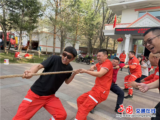 图为：富蕴养护所职工运动会—拔河比赛