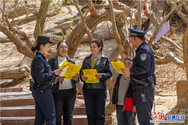 4月7日，随着旅游热度持续攀升，叶城县公安局推行“安保+普法”双轨融合工作模式，将警务服务与法治宣传延伸至景区的每个角落，实现“景中有警、法润人心”。买买提艾则孜·吐拉买提  摄 (4)