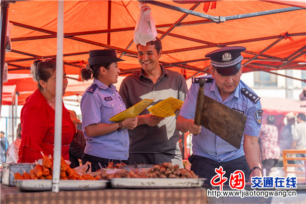 4月14日，新疆维吾尔自治区叶城县恰尔巴格镇派出所借助巴扎集市人流密集的有利时机，组织民辅警开展国家安全教育日宣传活动，让国家安全知识融入市井烟火，使法治理念深入百姓心田。买买提艾则孜·吐拉买提   摄 (13)