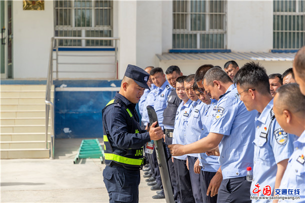 4月27日，喀什地区公安机关“蓝军”教官团下沉叶城县公安局，开展滴灌式警务实战送教下乡活动，把专项技能与战术实操指导精准直达最小作战单元，切实为一线民辅警履职实战充电蓄能、强基赋能。 (1)
