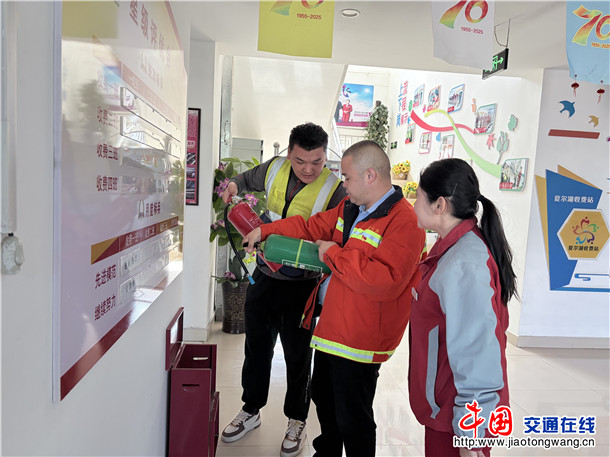 夏尔湖收费站开展“五一”节前安全检查 全面筑牢安全防线图片1