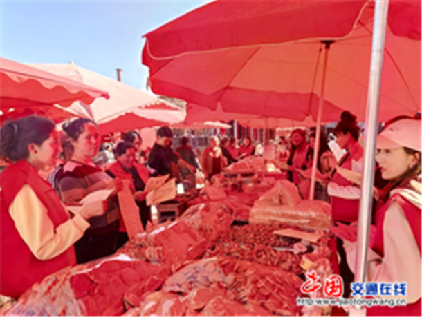 给商户讲解社保政策。通讯员 李利 供