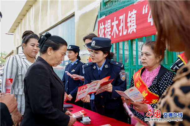 4月12日，在第十一个全民国家安全教育日即将到来之际，新疆维吾尔自治区叶城县依提木孔镇派出所借助每周的赶集日，开展“4.15全民国家安全教育日”   买买提艾则孜·吐拉买提   摄 (8)