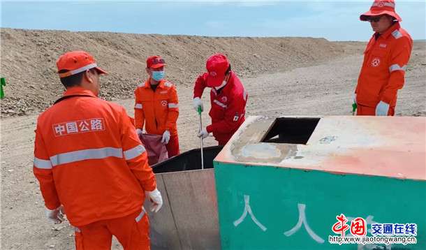 图为：富蕴养护所职工清理停车带垃圾