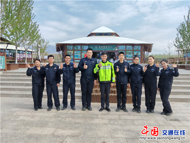4月12日，喀什镇派出所民辅警在天山花海团建照片2