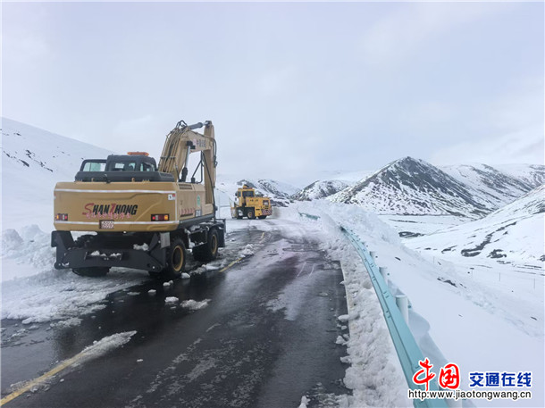 照片2阿勒泰养护所正在G681清除积雪