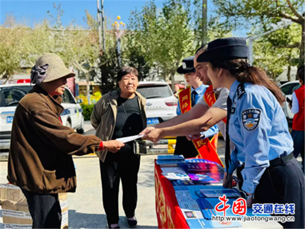 发放普法资料。娜扎凯提 摄