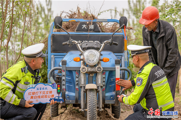 4月28日，新疆维吾尔自治区叶城县公安局充分发挥职能作用，主动作为、多措并举，严把隐患排查、治安管理、安全宣防、便民服务等关键环节，全力守护节日期间辖区平安稳定。买买提艾则孜·吐拉买提   摄 (13)