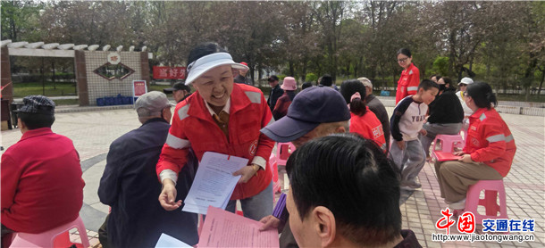 图为：独山子养护所面向退休职工群体发放宣传页 摄影：刘丽丽