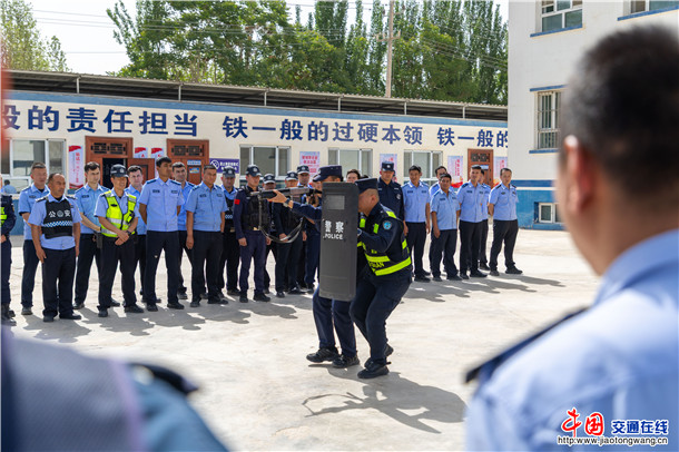 4月27日，喀什地区公安机关“蓝军”教官团下沉叶城县公安局，开展滴灌式警务实战送教下乡活动，把专项技能与战术实操指导精准直达最小作战单元，切实为一线民辅警履职实战充电蓄能、强基赋能。 (2)