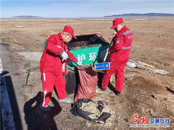 图为吉木乃养护所开展路域环境整治拍摄者：刘雪海