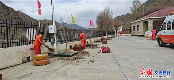 图为：独山子养护所毛溜沟养护站打扫养护站卫生