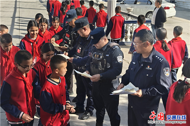 4月7日，轮台县公安局哈尔巴克乡派出所民警辅警正逐一品读学生们赠送得手写感谢信 。张尧 摄