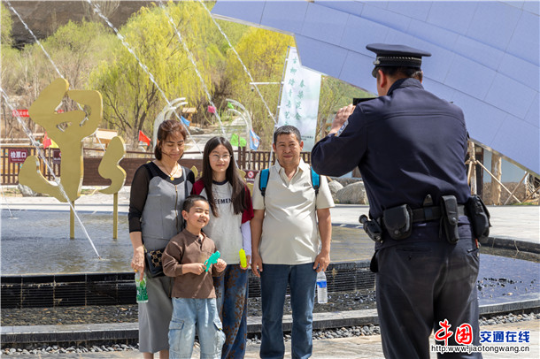 4月7日，随着旅游热度持续攀升，叶城县公安局推行“安保+普法”双轨融合工作模式，将警务服务与法治宣传延伸至景区的每个角落，实现“景中有警、法润人心”。买买提艾则孜·吐拉买提  摄 (5)