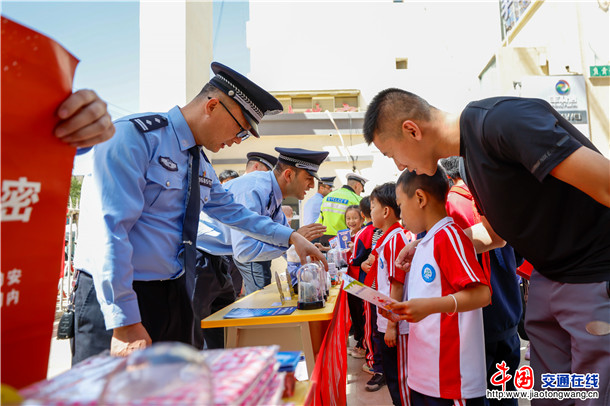 4月15日，新疆维吾尔自治区叶城县公安局在叶城县幸福路步行街开展形式丰富的国家安全教育日宣传活动，号召各族群众自觉。买买提艾则孜·吐拉买提  摄 (5)