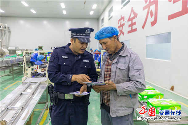 4月9日，新疆维吾尔自治区叶城县公安局东城区派出所创新推行“主动警务、服务发展”工作模式，聚焦工企业发展需求，提供精准化、全流程护航服务。买买提艾则孜·吐拉买提  摄 (11)