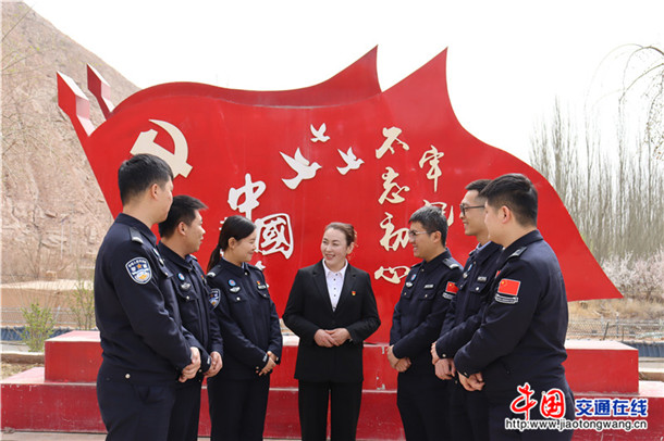 2人大代表向派出所民警讲述参会期间所见所闻 (2)