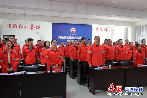 图为：富蕴养护所职工共唱国歌