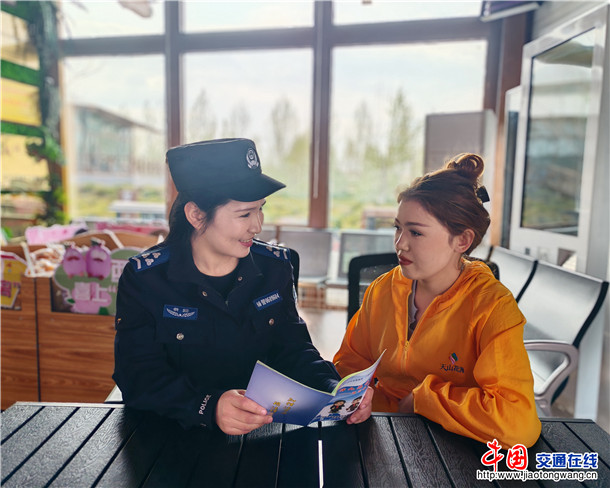 4月12日，喀什镇派出所民警向工作人员宣传法律知识