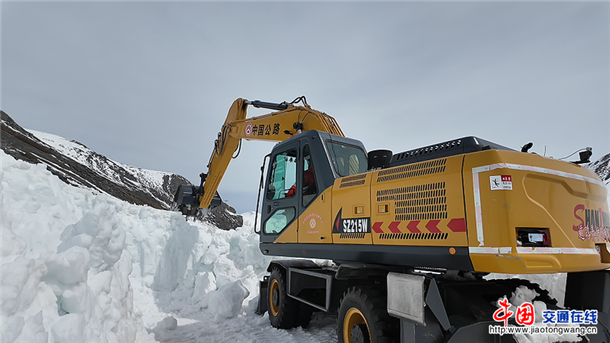 图：鏖战冰雪保通途 护航五一游疆路4(1)