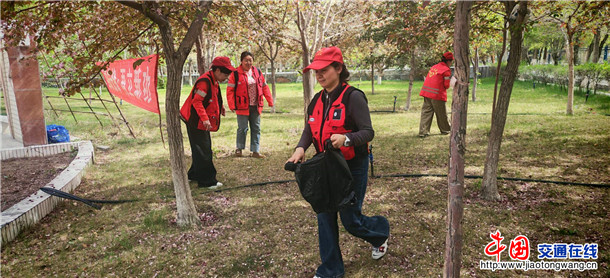 图为：独山子养护所开展环境整治志愿服务活动 摄影：刘丽丽
