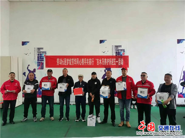 图为趣享运动绽活力同心携手共前行吉木乃养护所迎五一劳动节活动拍摄者：阿里木江肉孜