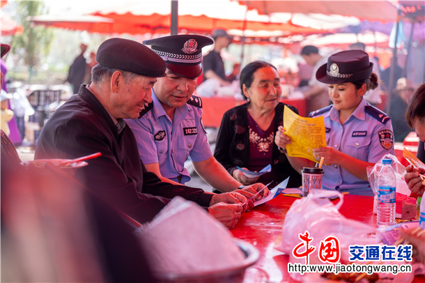 4月14日，新疆维吾尔自治区叶城县恰尔巴格镇派出所借助巴扎集市人流密集的有利时机，组织民辅警开展国家安全教育日宣传活动，让国家安全知识融入市井烟火，使法治理念深入百姓心田。买买提艾则孜·吐拉买提   摄 (6)