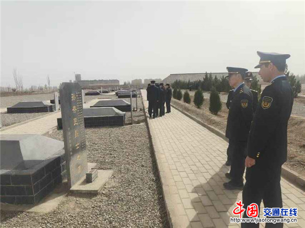 干部参观学习英烈生平事迹