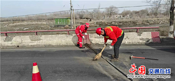 图为：独山子养护所处置路面裂缝 摄影：亚力坤