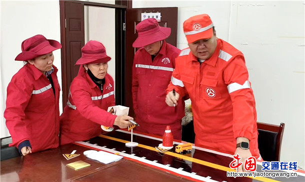 图为：富蕴养护所开展“沙盘推演”_