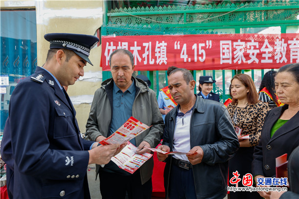 4月12日，在第十一个全民国家安全教育日即将到来之际，新疆维吾尔自治区叶城县依提木孔镇派出所借助每周的赶集日，开展“4.15全民国家安全教育日”   买买提艾则孜·吐拉买提   摄 (9)