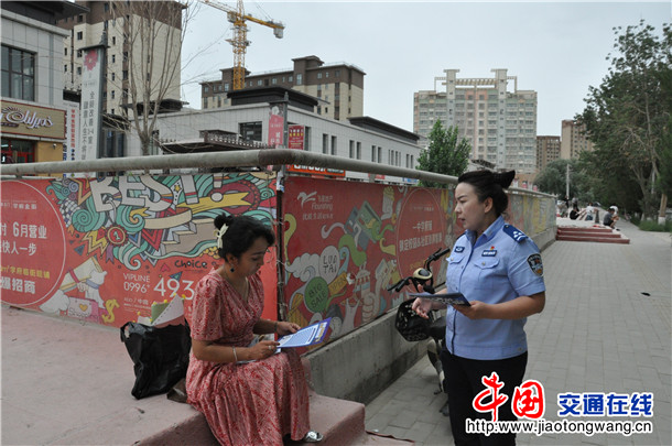 轮台县公安局轮台镇派出所辅警米克日古丽·艾山进圈入群开展反诈宣传。陈君俊 摄 轮台县公安局轮台镇派出所辅警米克日古丽·艾山进圈入群开展反诈宣传。陈君俊 摄