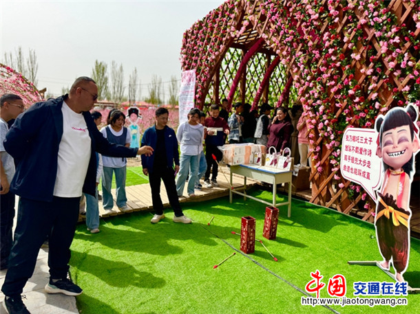 投壶游戏。娜扎凯提 摄