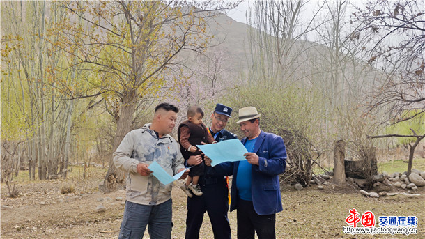 图为:民警在为辖区群众宣讲边防政策 (6) 图为:民警在为辖区群众宣讲边防政策 (6)