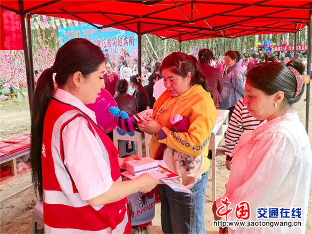 发放普法手册。通讯员 王滢 供 发放普法手册。通讯员 王滢 供